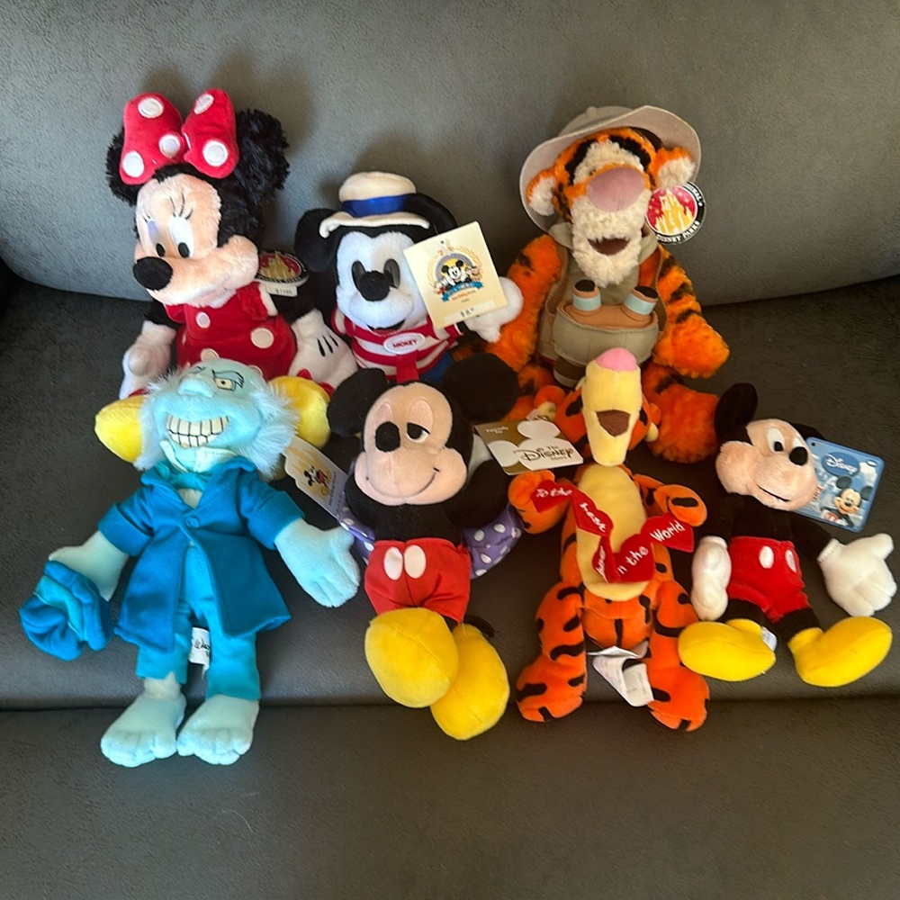 Set of 7 plush Disney bean bag plush ghost, safari tigger, sleeping Mickey mint